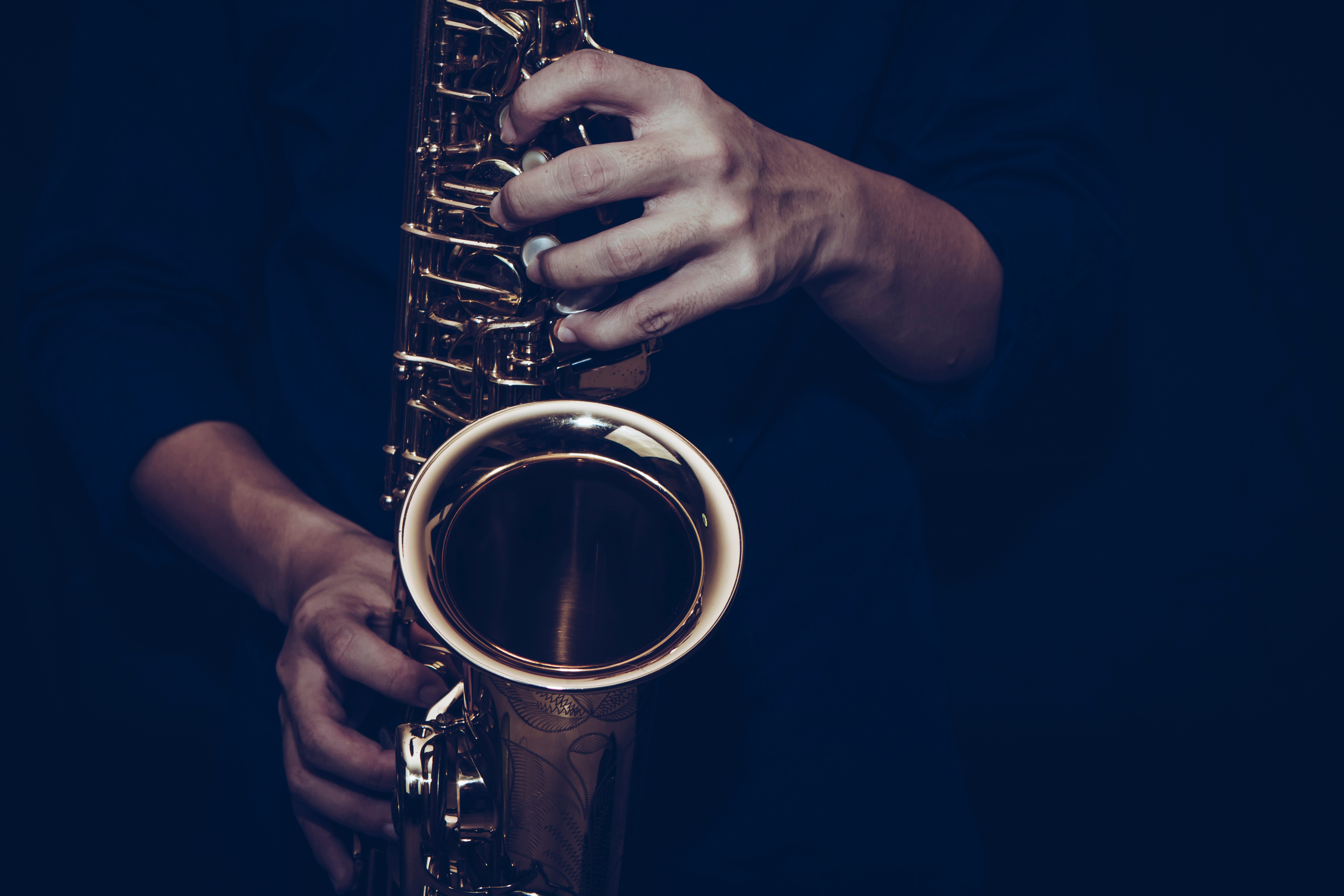 Saxofón en ambiente de clase musical